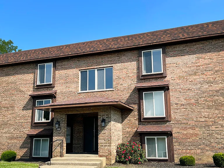 Crestbrook Apartments & Townhomes — Photo 16