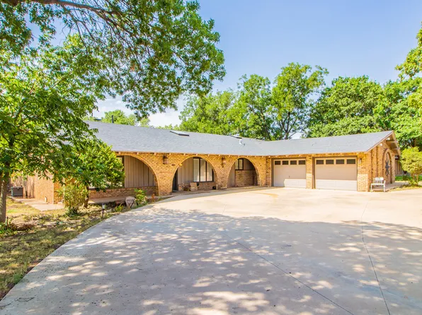 905 W Mississippi St, Floydada, TX 79235