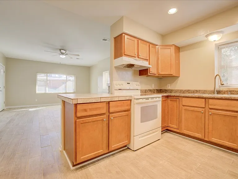 1421 N. Louis Ave — Photo 9