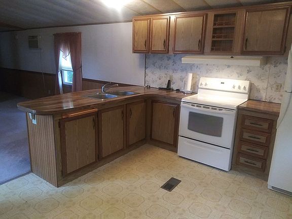 Kitchen / Dining Area