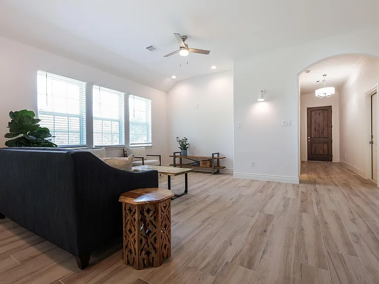 2303 Cunningham Dr — Photo 6