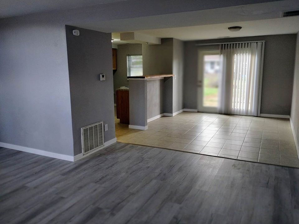 LOOK FROM THE LIVING ROOM TO THE KITCHEN/DINING AREA. TILE FLOOR IN THE KITCHEN & BATHROOM