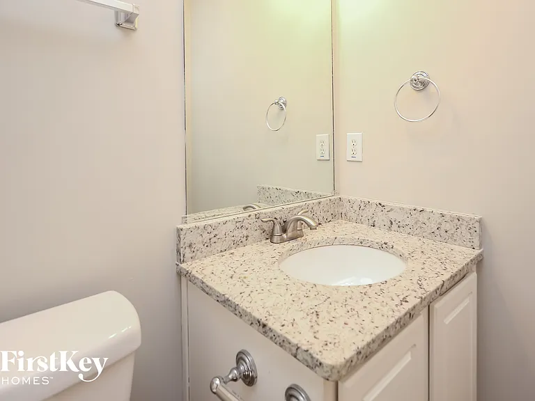 900 Charleston Ct — Photo 14
