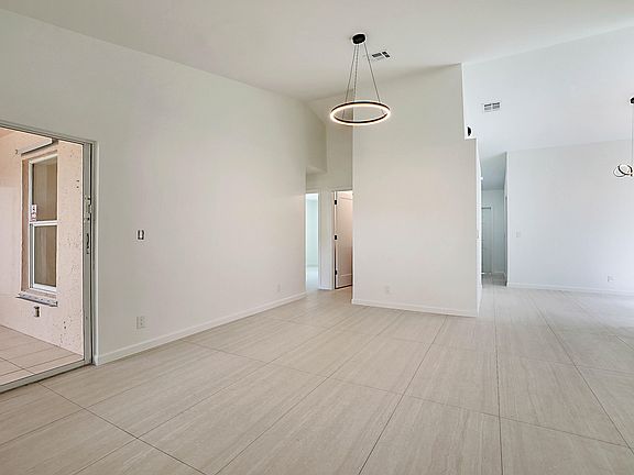 4th image of 320 NE 42nd St