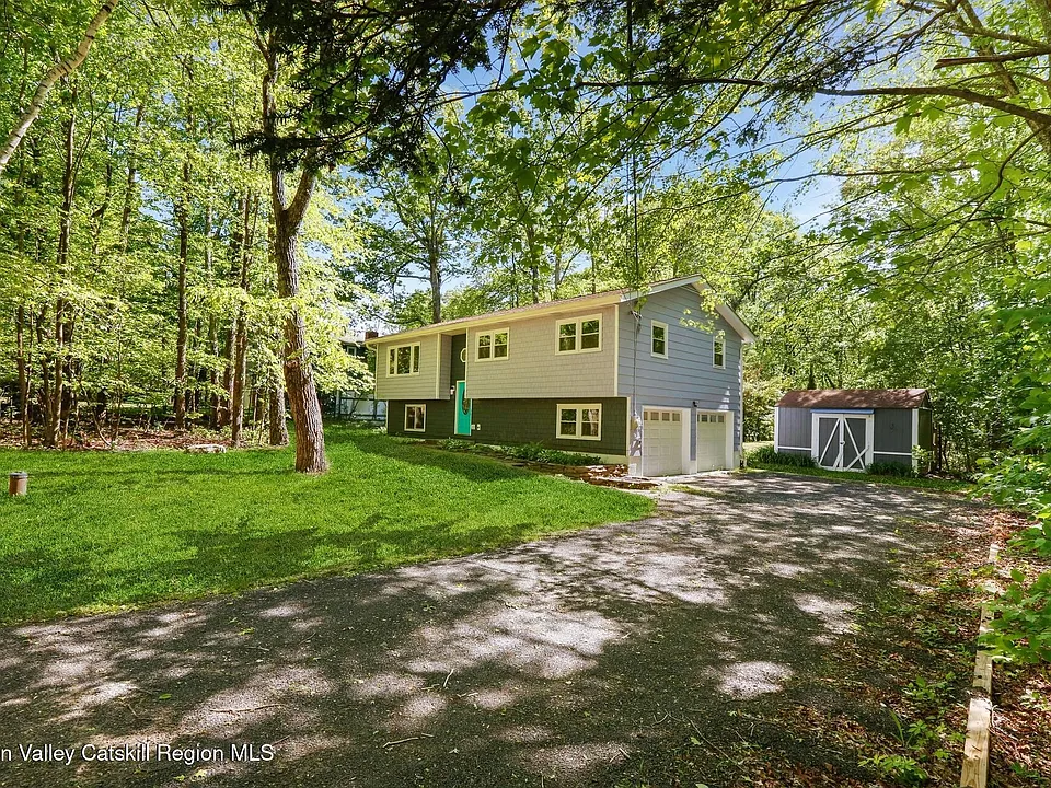 20 Mary Lou Ln