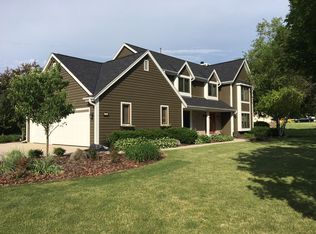 1275 Shelly Ln, Hartland, WI