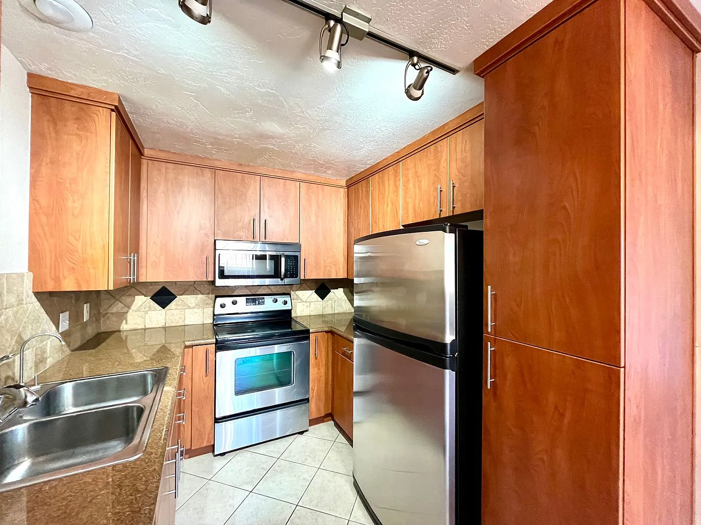2 Bedroom/2 Bathroom Apartment in Gated Community! Assigned Parking and Washer/Dryer Included — Photo 2