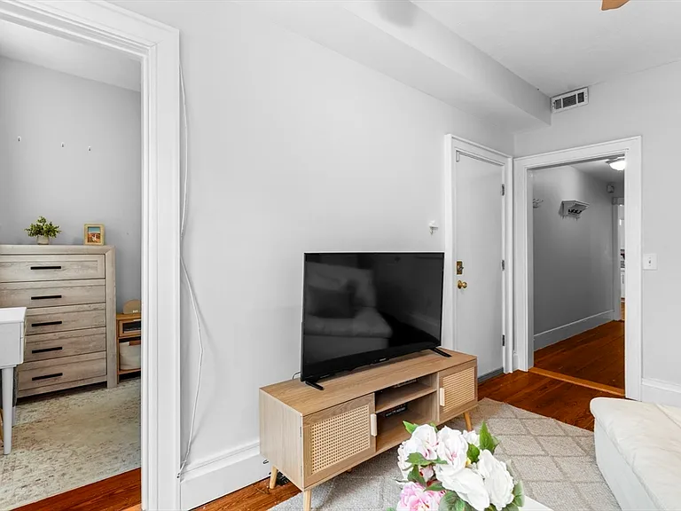 181 W 5th St #2 — Photo 8