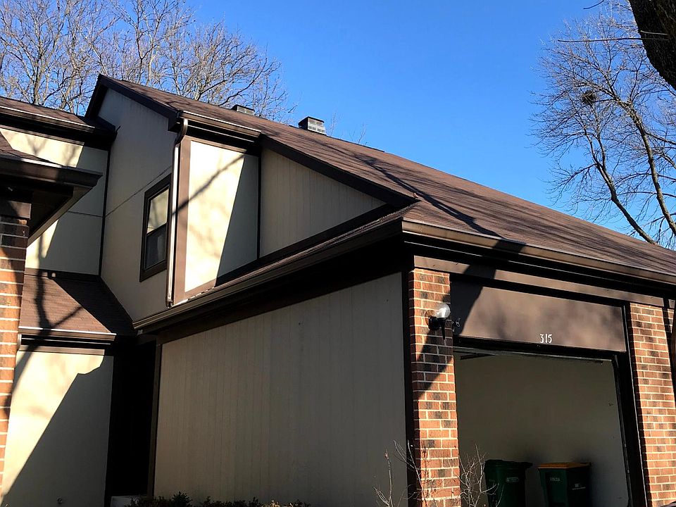 315 Townhouse entrance with interior garage