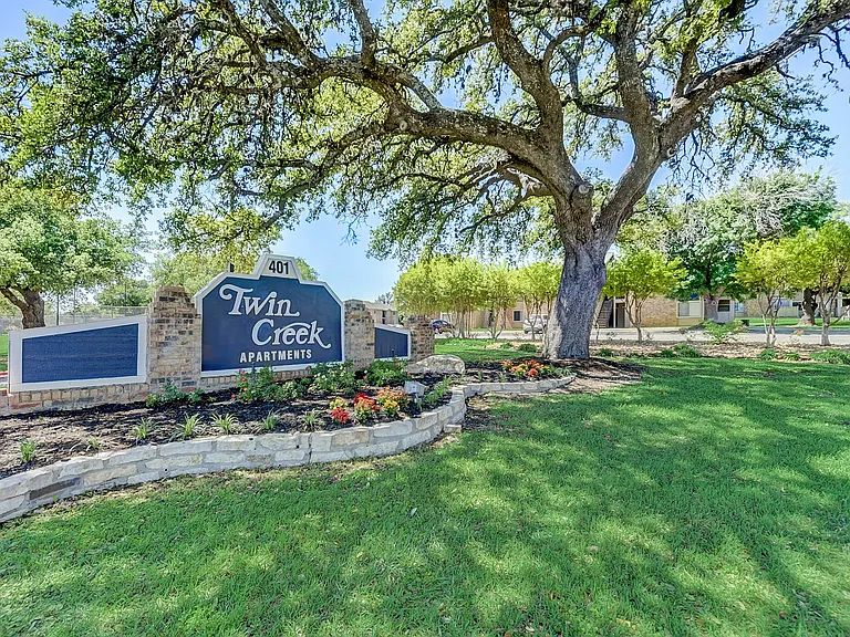 S Twin Creek Dr-001
