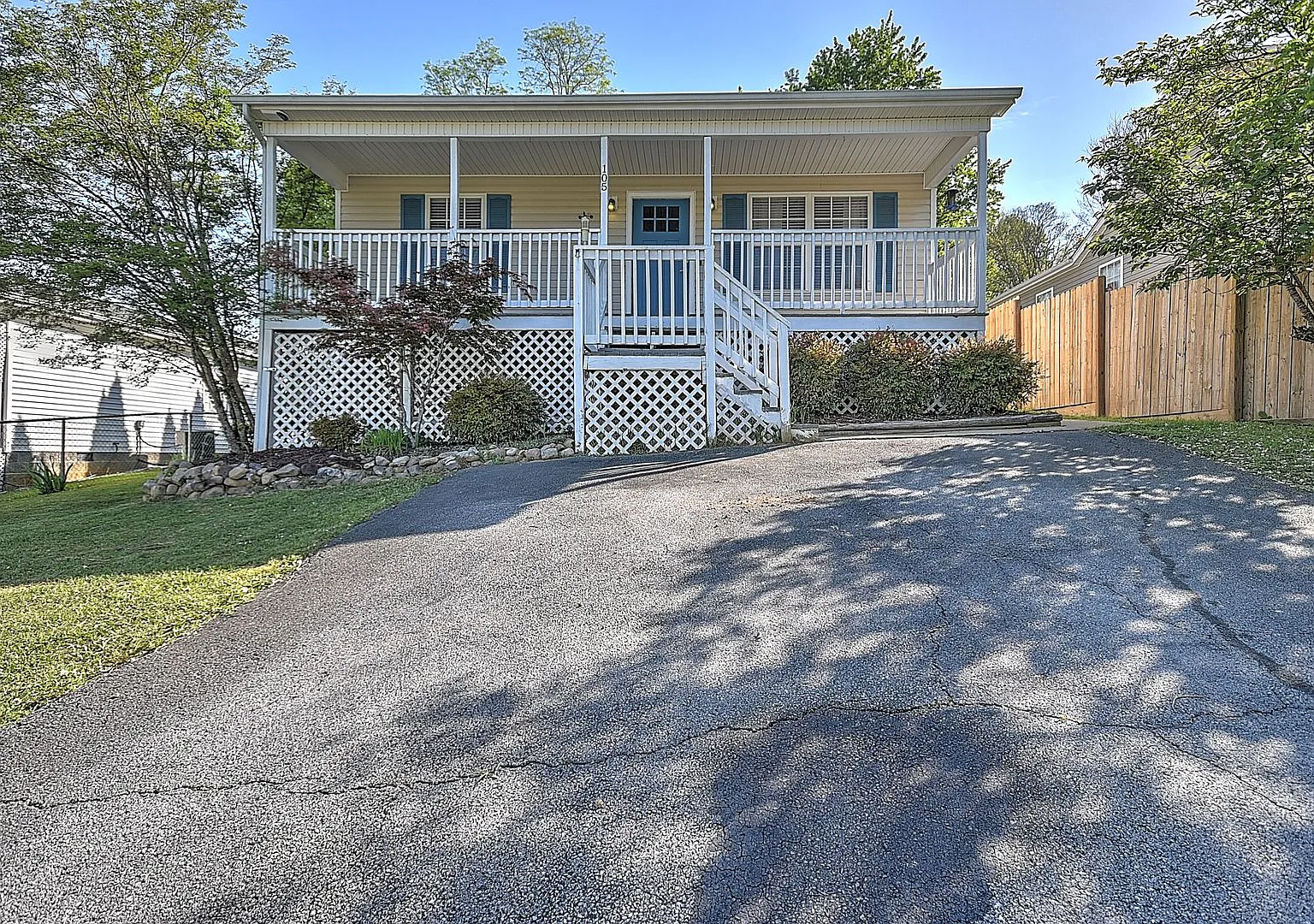 105 Saint James Pl, Bristol, TN 37620 — Photo 2