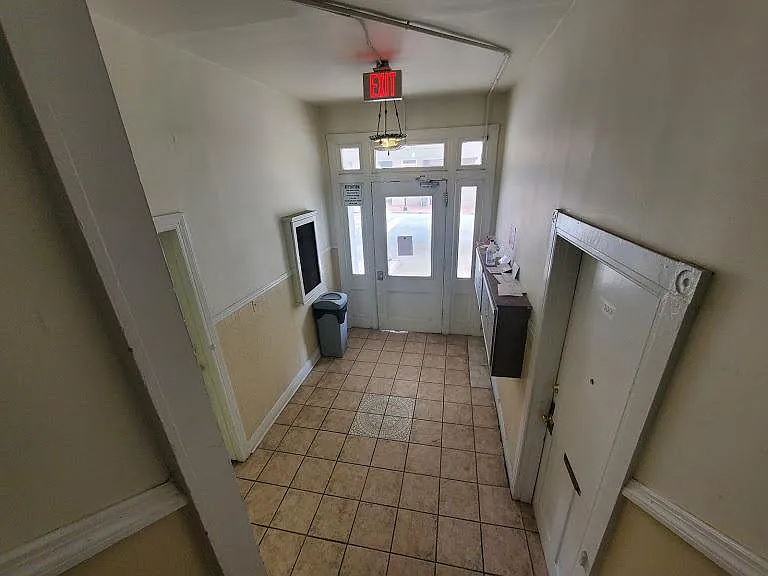 421 W Grace St #100 — Photo 4