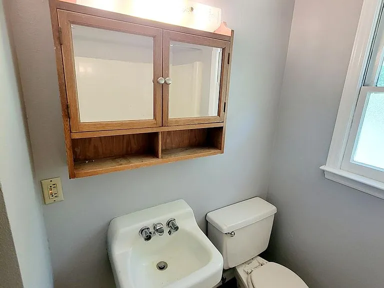 515 Burlington Ave — Photo 5