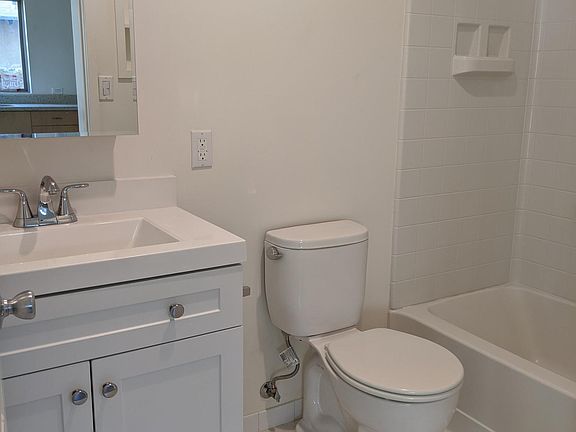 5th image of 2621 Huron St