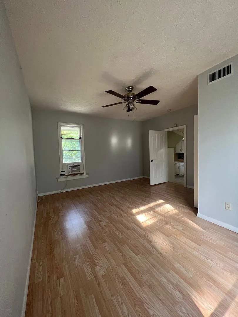 916 Bridge Ave — Photo 1
