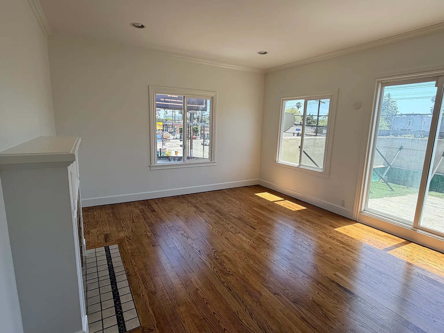 2 bed, 800 sqft, $3,950 — Photo 3