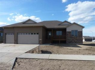 604 Canyon Rd SW, Mandan, ND 58554