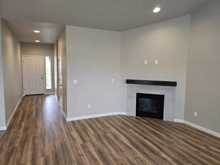 579 SW H St — Photo 9