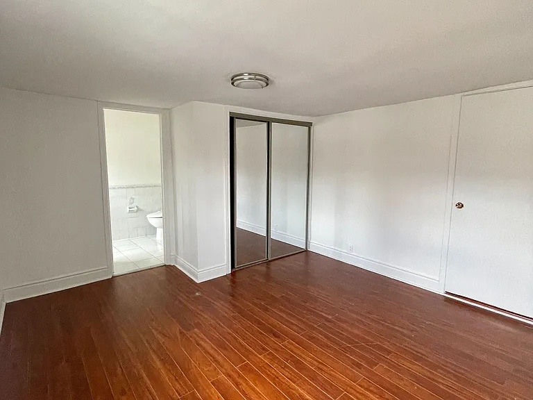 693 Ossington Ave — Photo 9