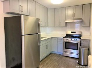 19519 37th Ave, Flushing, NY 11358