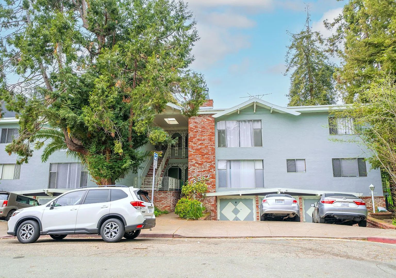 3667 Dimond - Adalie — Photo 1