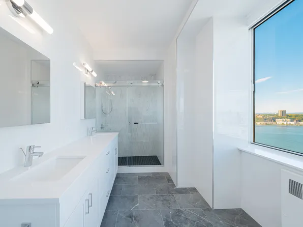 160 Riverside Boulevard image 13 of 21