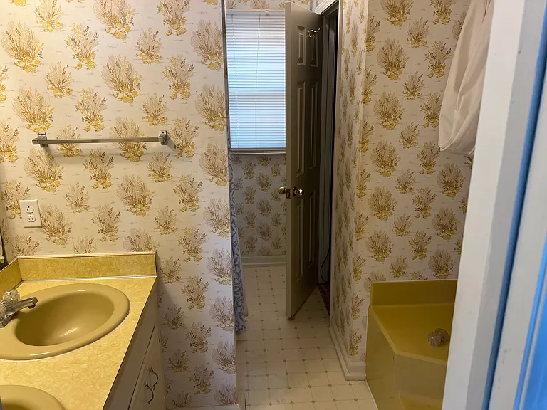 Master on suit with two sinks, shower, walk in closest and garden tub