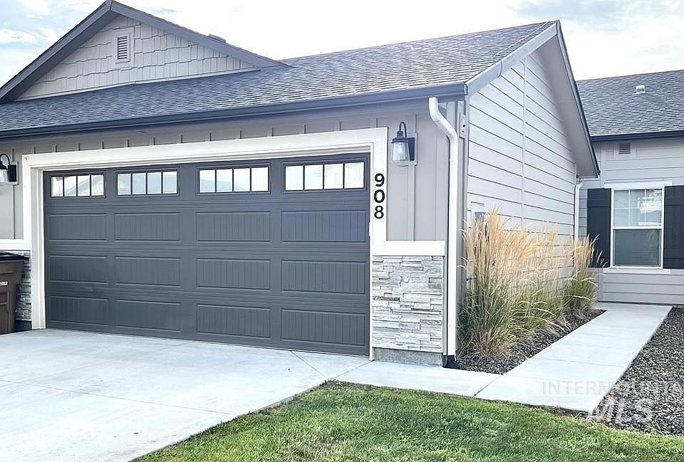 1st image of 908 S Beaver Creek Way