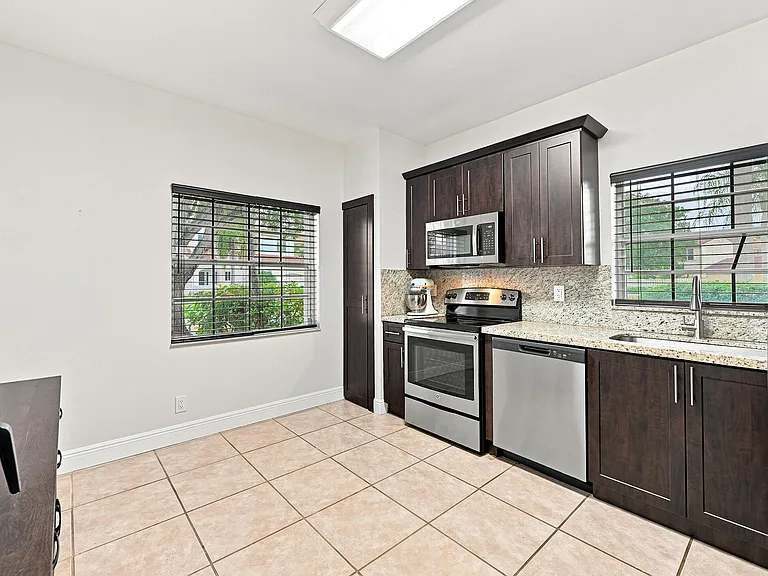 1115 SW 180th Ter — Photo 26