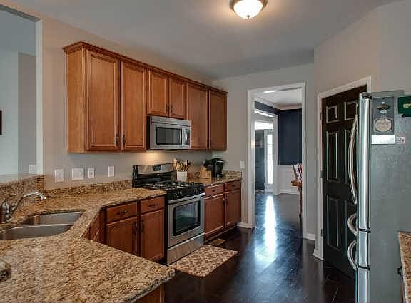 5th image of 704 Crestmark Dr