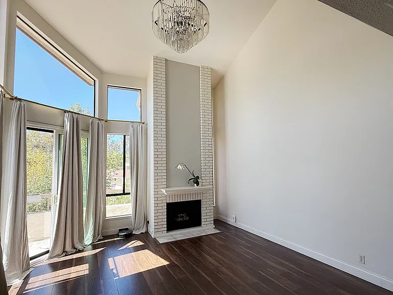 27536 Costanero — Photo 1