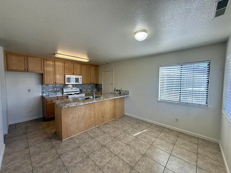 537 Center St — Photo 3