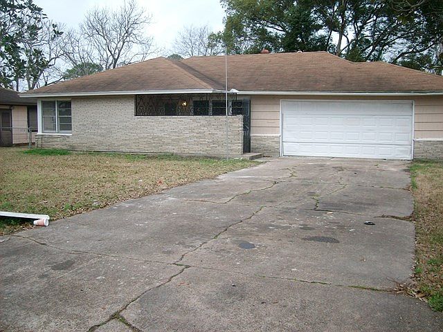 1st image of 5013 Lakeside Dr