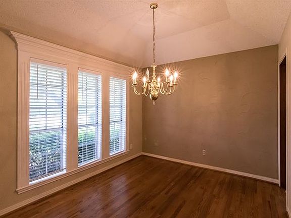 4th image of 3405 Parkhaven Dr