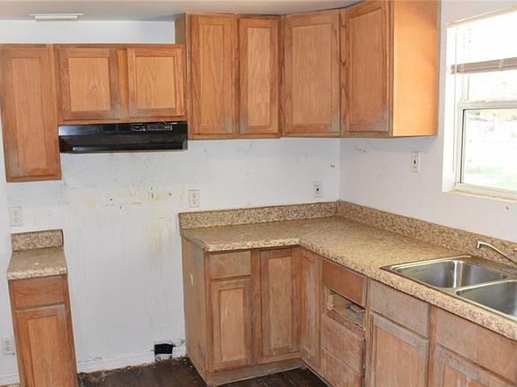 5th image of 2011 N 61st St