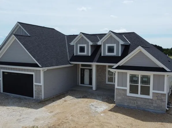 527 Talbots Woods DRIVE, Dousman, WI 53118