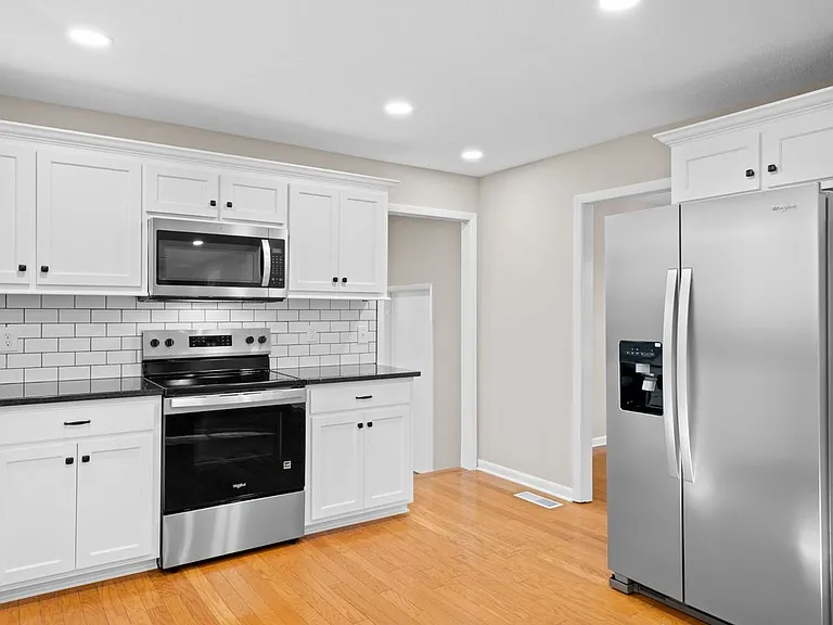 215 Hill St — Photo 11