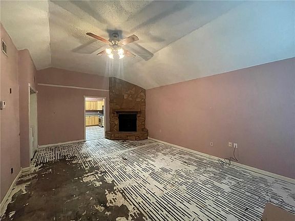 4th image of 132 Nicolle Blvd
