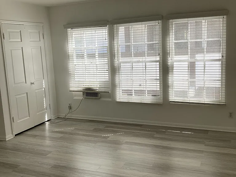 427 Montana Ave #22 — Photo 5