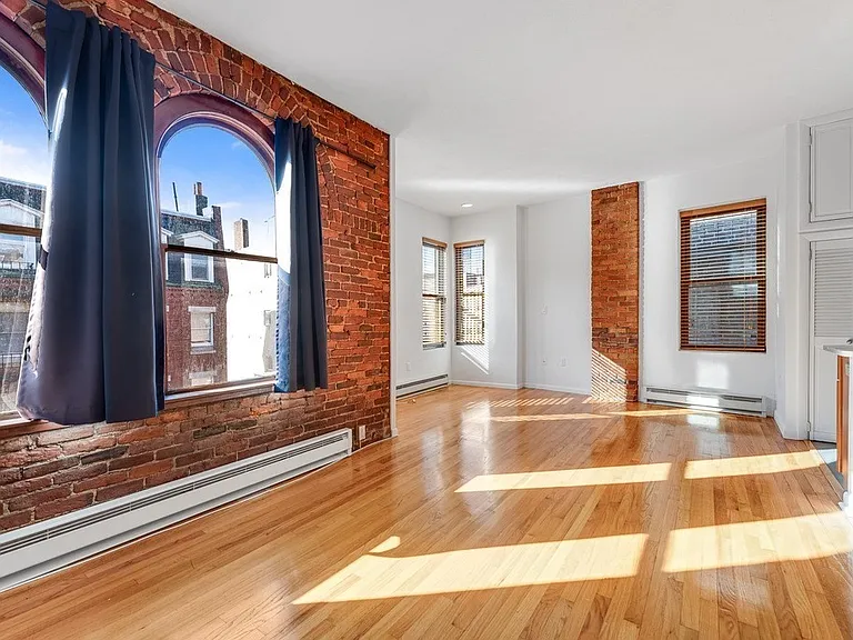 8 Battery St #14 — Photo 1