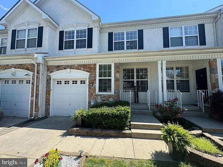 37 Weaver Dr — Photo 1