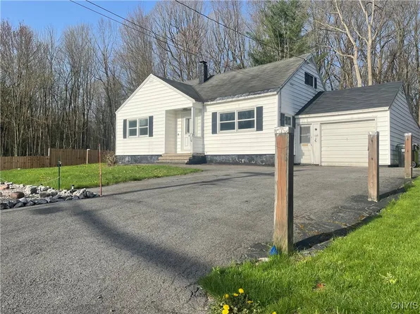 106 Keith Dr, North Syracuse, NY 13212