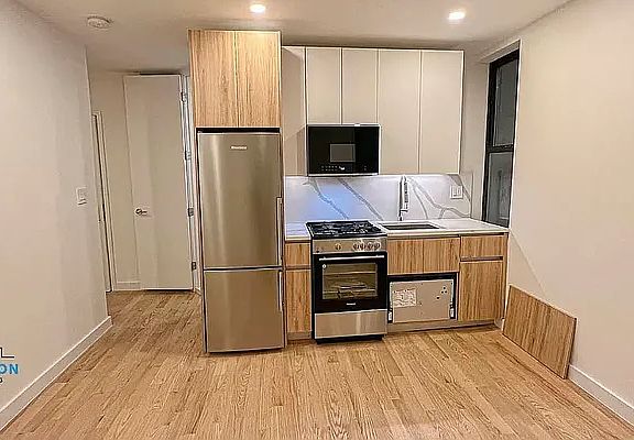 4th image of 228 W 18th St #15A