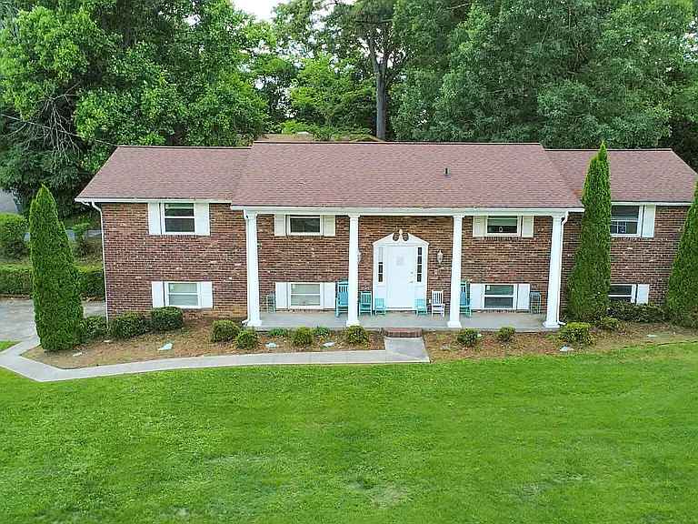 6 bed, 3510 sqft, $3,500 — Photo 3