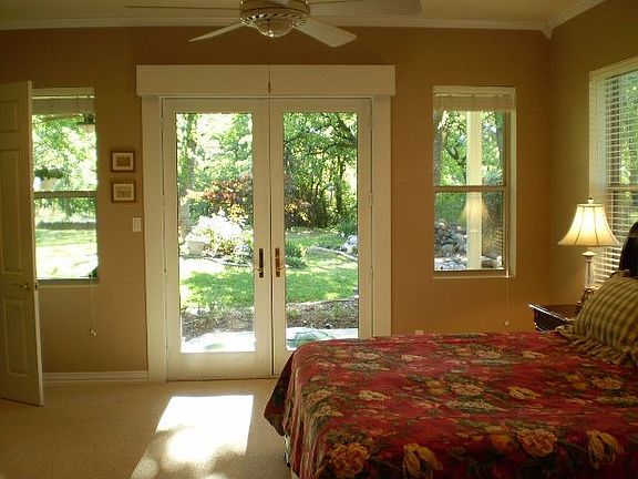 3rd image of 910 Shady Bend Dr