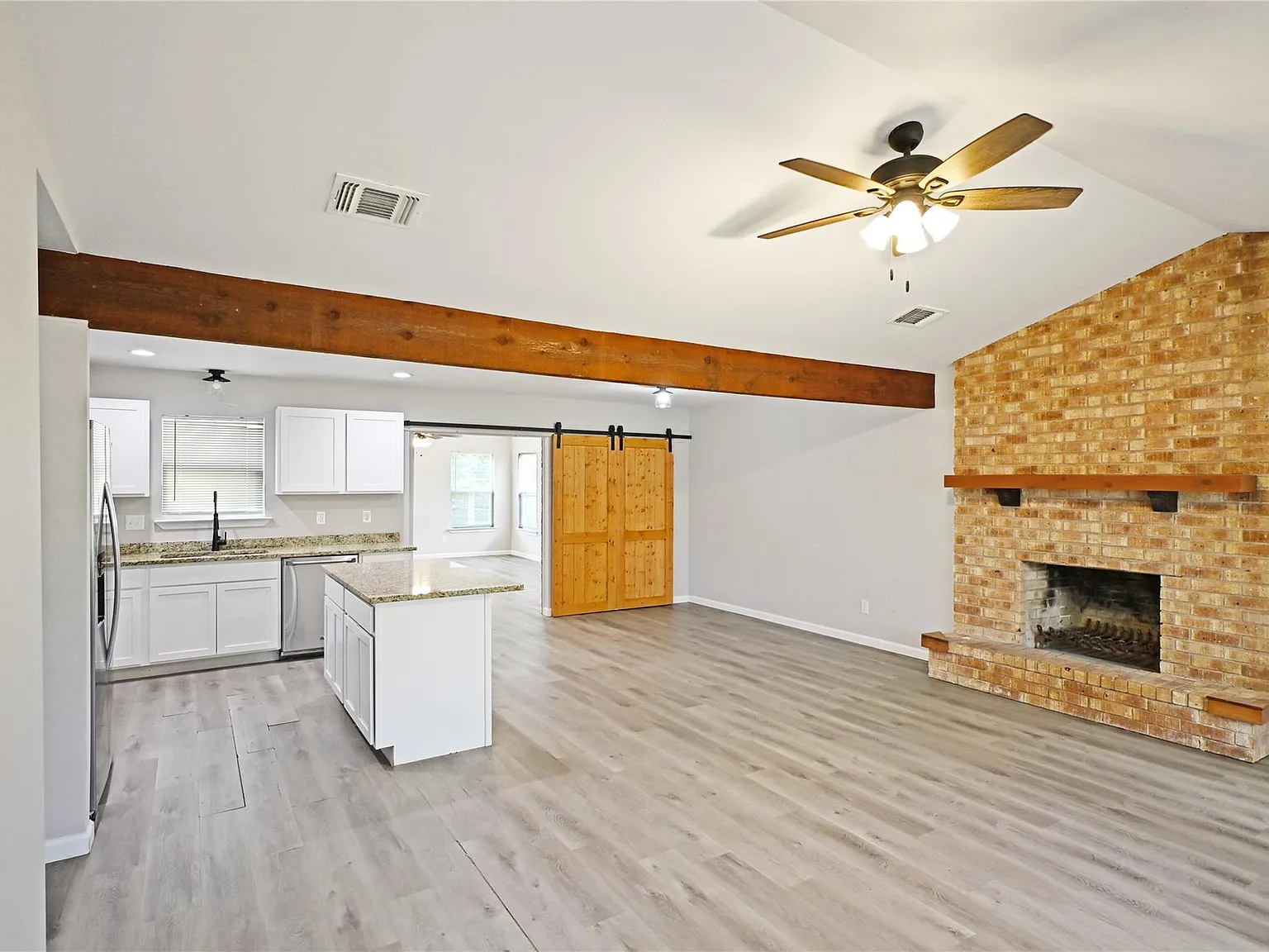 3 bed, 2.0 bath, 1464 sqft, $1,595 — Photo 3