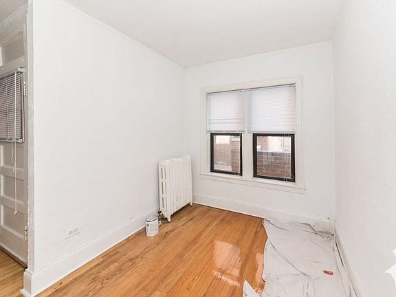 5th image of 633 W Cornelia Ave