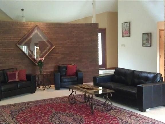 3rd image of 281 Walnut Grove Dr