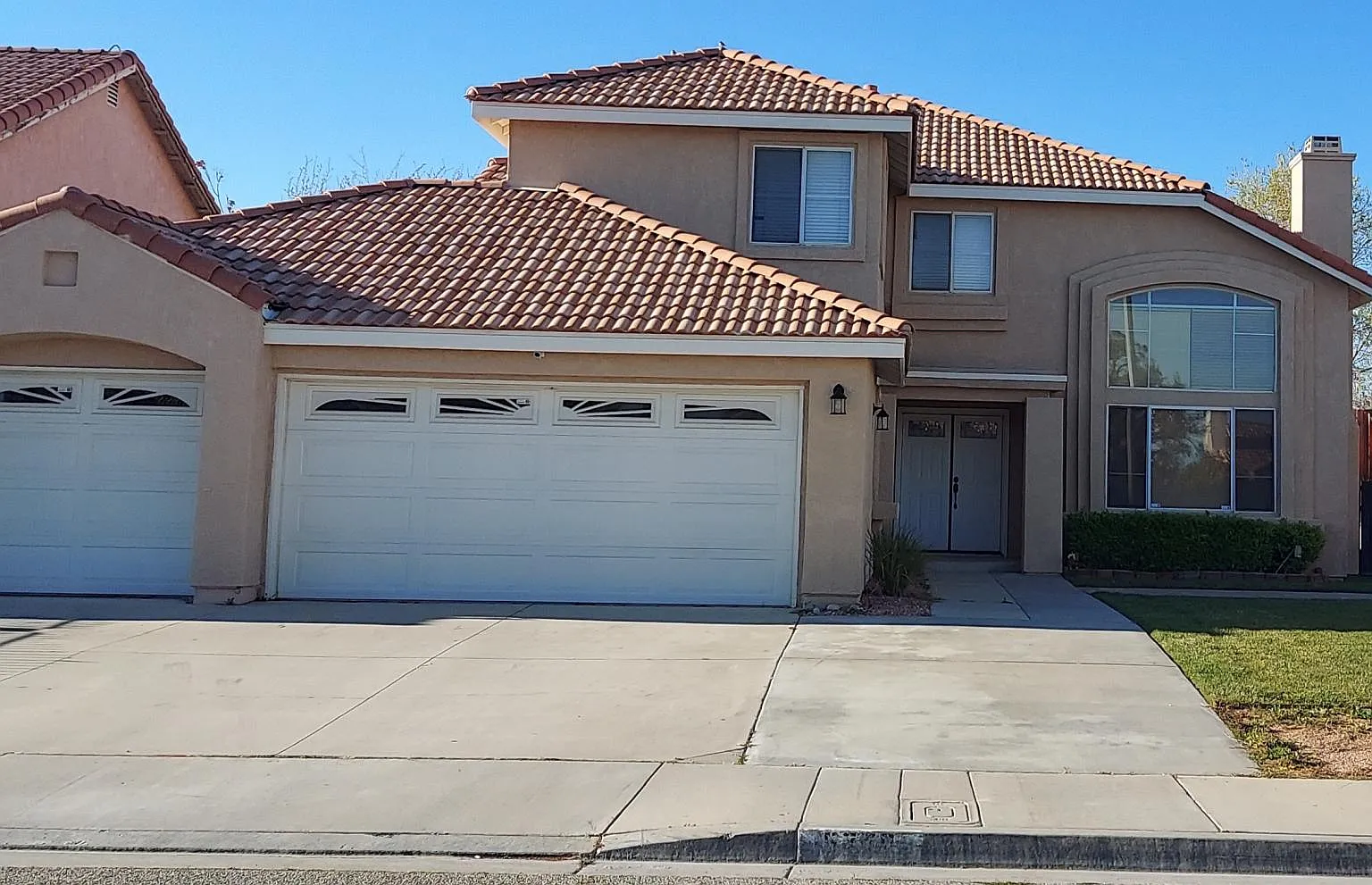 4 bed, 1921 sqft, $3,500 — Photo 1