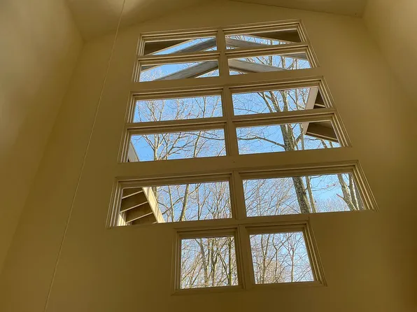 30 Windy Hill Ln, Eighty Four, PA 15330